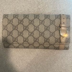 Gucci wallet in very good condition, I have used it very little.